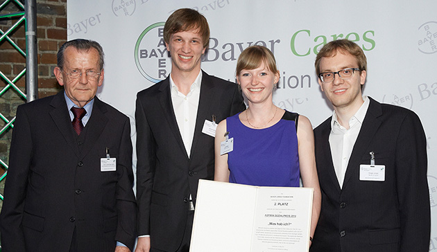 Jury-Miglied Prof. Dr. Wolf Rainer Wendt (li.) ehrt Johannes und Anja Bittner sowie Ansgar Jonietz (v.l.n.r.) für ihr Projekt mit Platz 2.