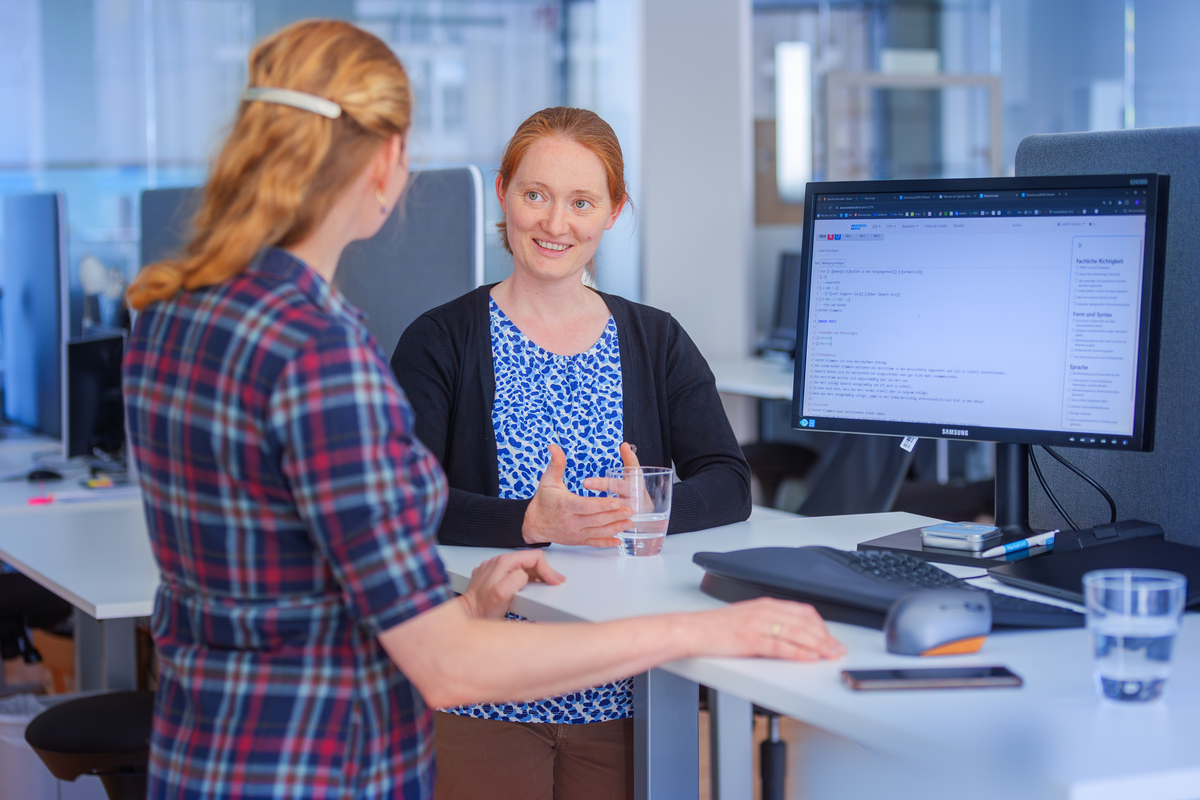 
                        <p>
                            <a href="/res/img/presseinformationen/highres/garbe_Bildschirmarbeit02.jpg" class="new-window">Download JPG hochauflösend</a><br />
                            Fotograf: Amac Garbe
                        </p>
                    